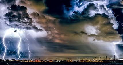 Burze Z Porywistym Wiatrem....