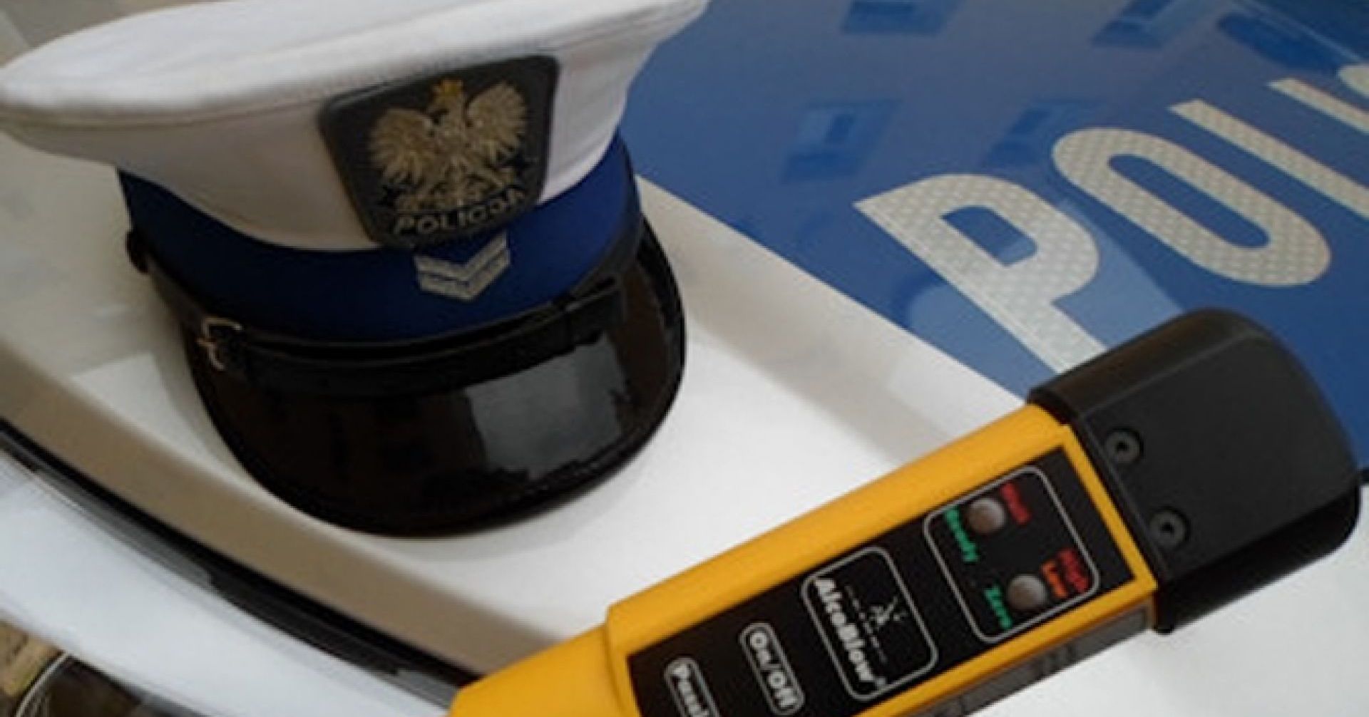 Pijany wjechał do rowu. Na pomoc ruszył kierowca ciągnika, który również był nietrzeźwy