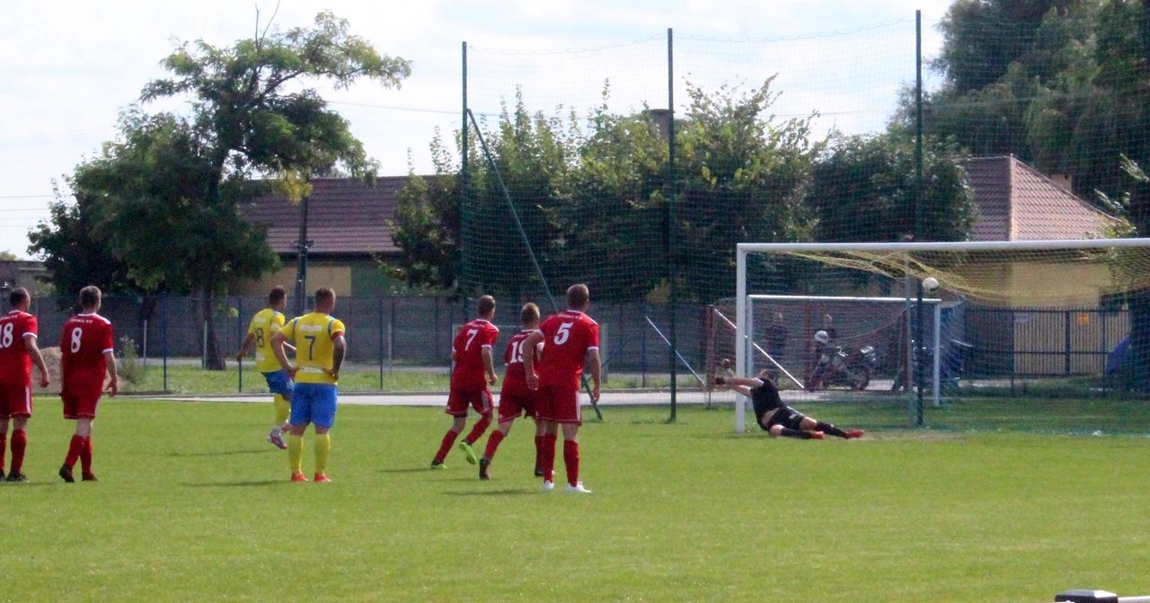 Piłkarska A-Klasa: zwycięstwo Błyskawicy, pierwsze stracone punkty Zorzy Szczawin [ZDJĘCIA]
