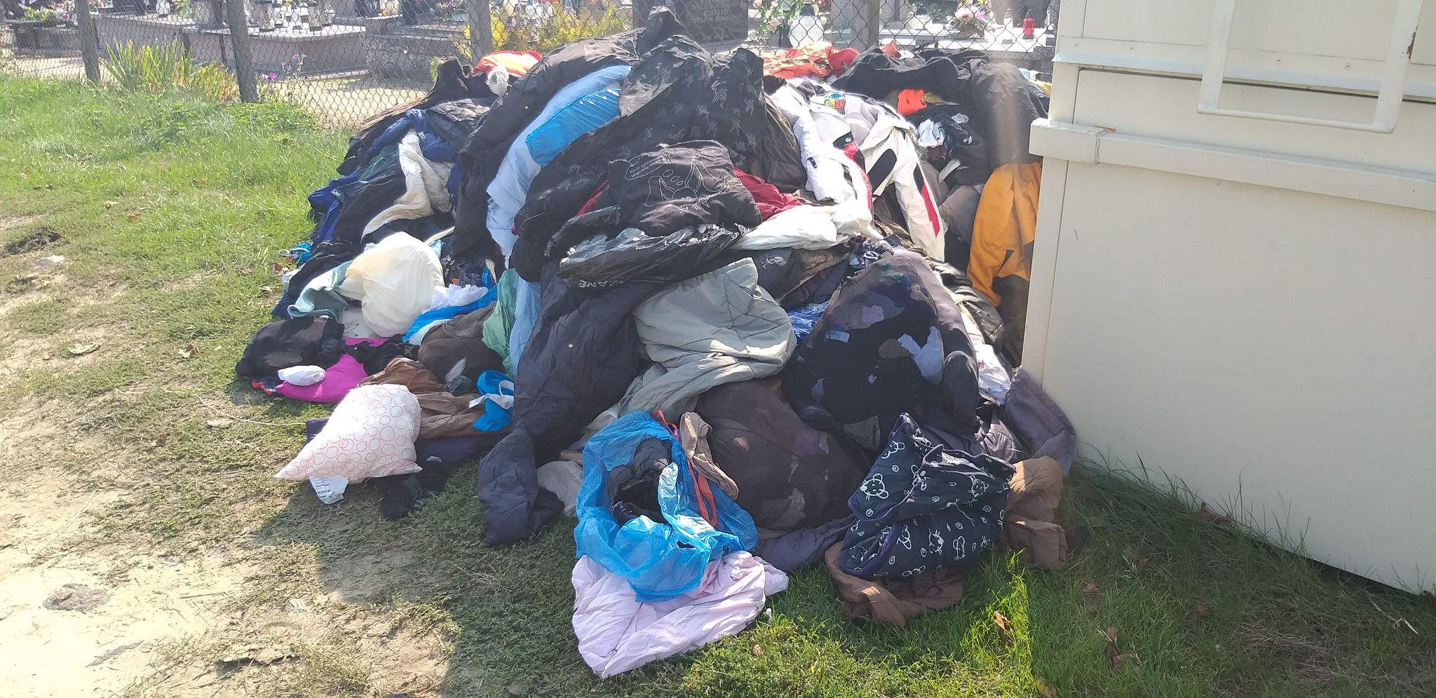 Gigantyczne ilości używanej odzieży [ZDJĘCIA]