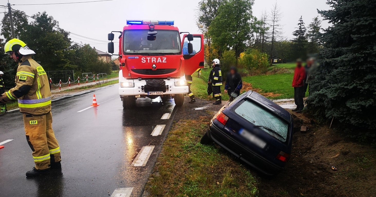 Gmina Sanniki. Opel wjechał do rowu [ZDJĘCIA]