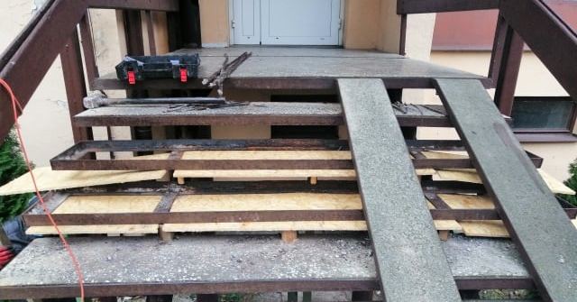 Naprawa schodów przy budynku Ośrodka Zdrowia [ZDJĘCIA]