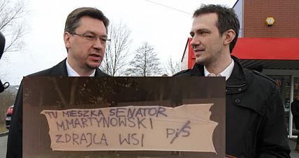 Słoma Przed Domem Senatora ...