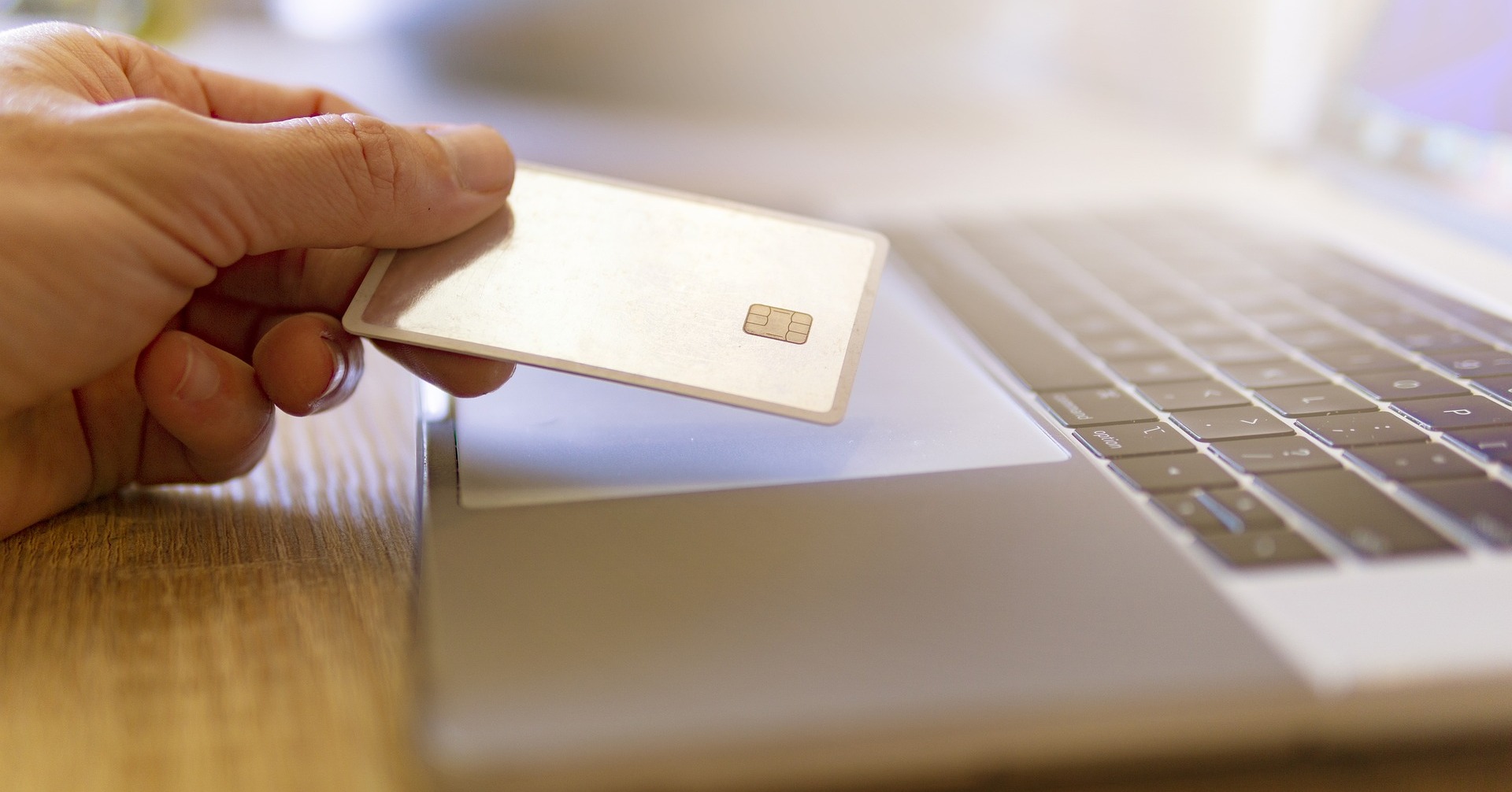 Przedświąteczne zakupy w Internecie. Jak chronić się przed oszustwami w sieci?