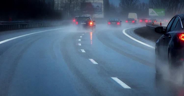 Marznący deszcz i gołoledź. Trudne warunki na drogach