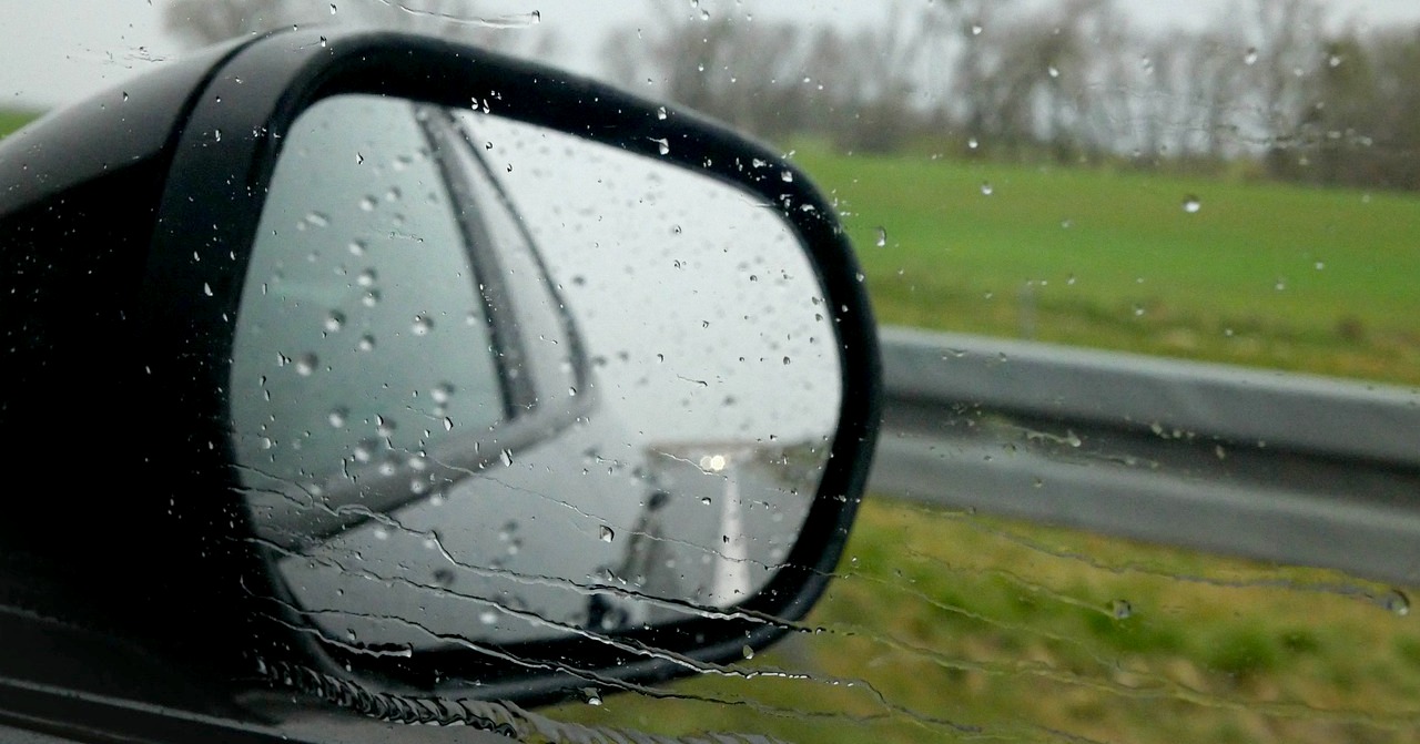 Ślisko na drogach. Policja apeluje o ostrożność