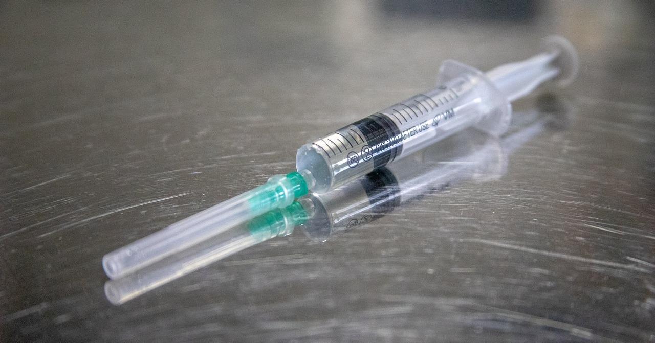 Szczepienia przeciw COVID-19. Od jutra rusza rejestracja seniorów 70+