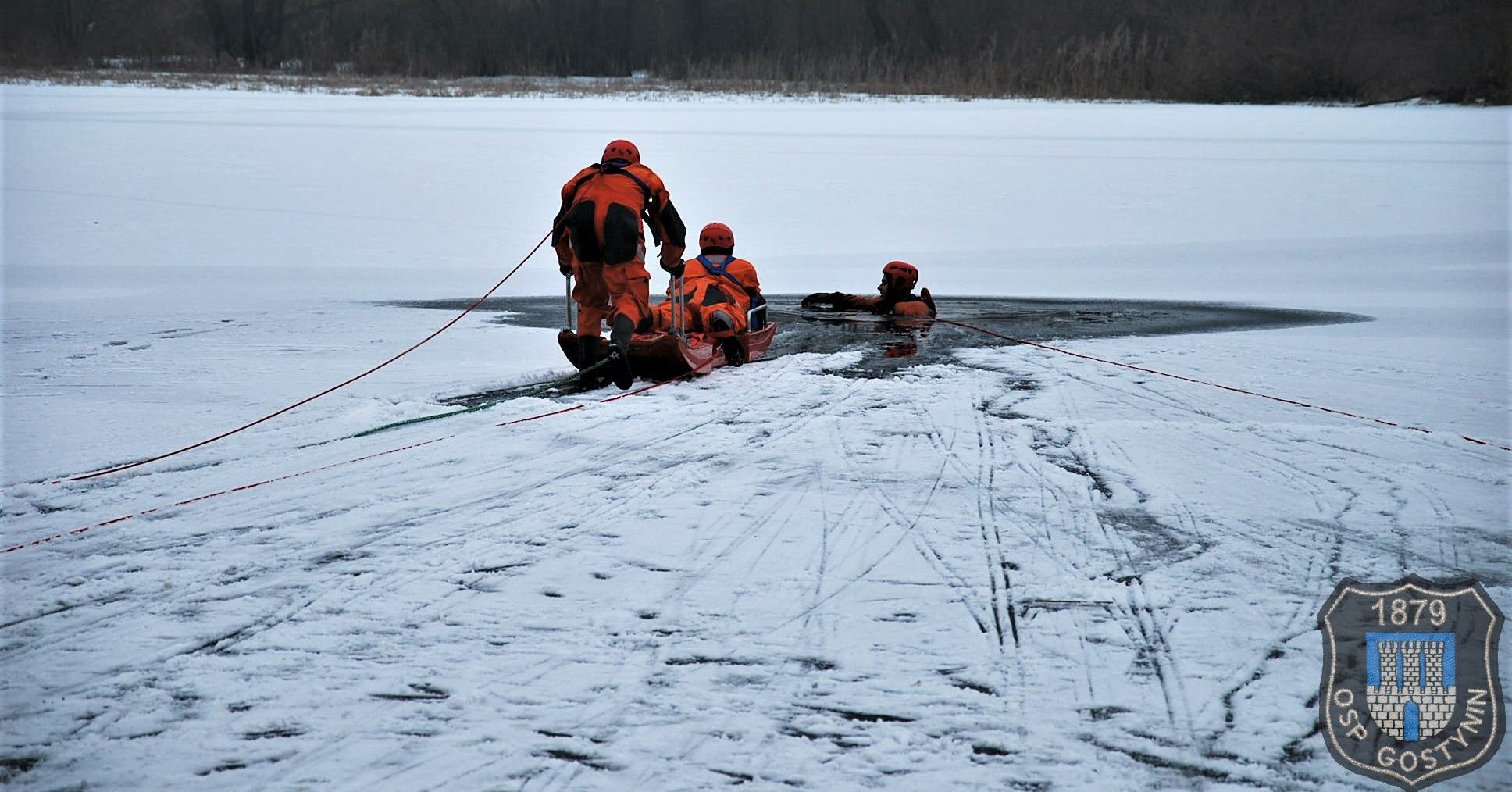 OSP Gostynin ostrzega:  wchodząc na lód, zawsze ryzykujesz życiem