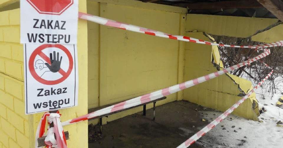Uszkodzony przystanek w miejscowości Helenów I [ZDJĘCIA]