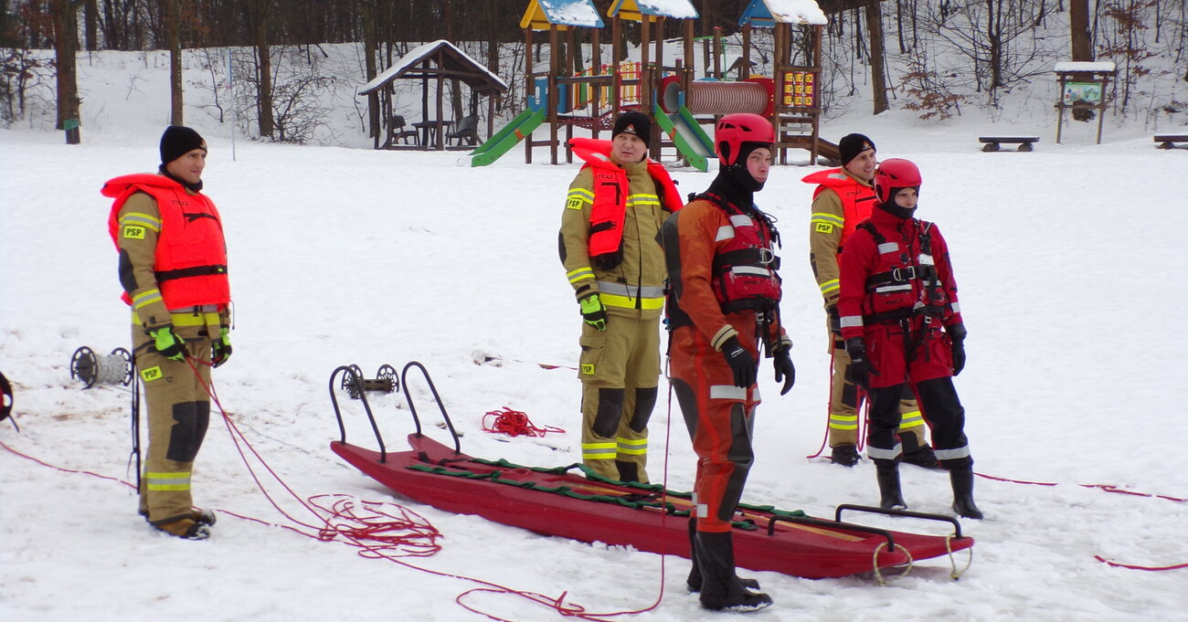 Ćwiczenia lodowe  gostynińskich  strażaków [ZDJĘCIA]