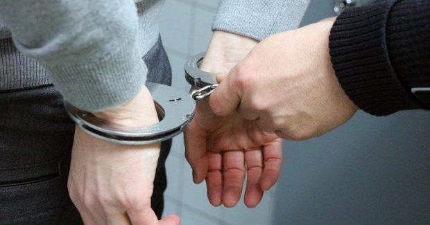 Recydywista dokonał rozboju na 80-latce. Szybko został zatrzymany i aresztowany