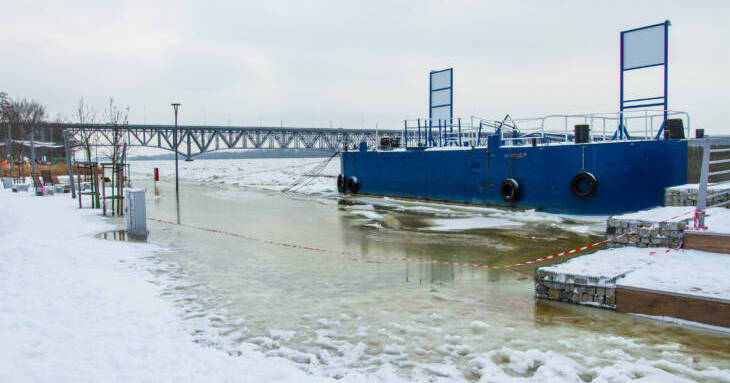 Alarm przeciwpowodziowy w Płocku. Wody Polskie: na lodołamacze jest za zimno [ZDJĘCIA]