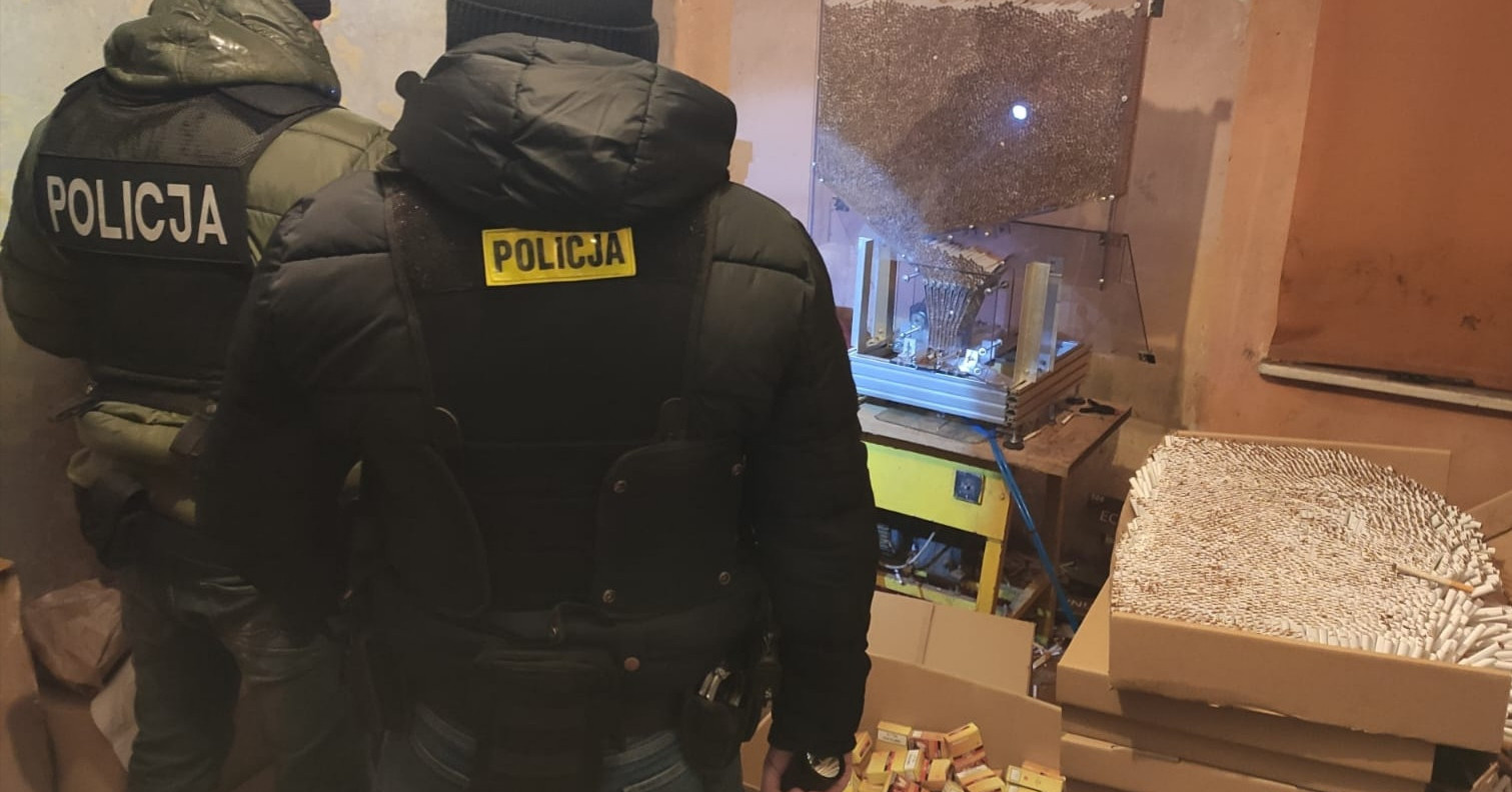 Policjanci zlikwidowali nielegalną fabrykę papierosów [ZDJĘCIA]