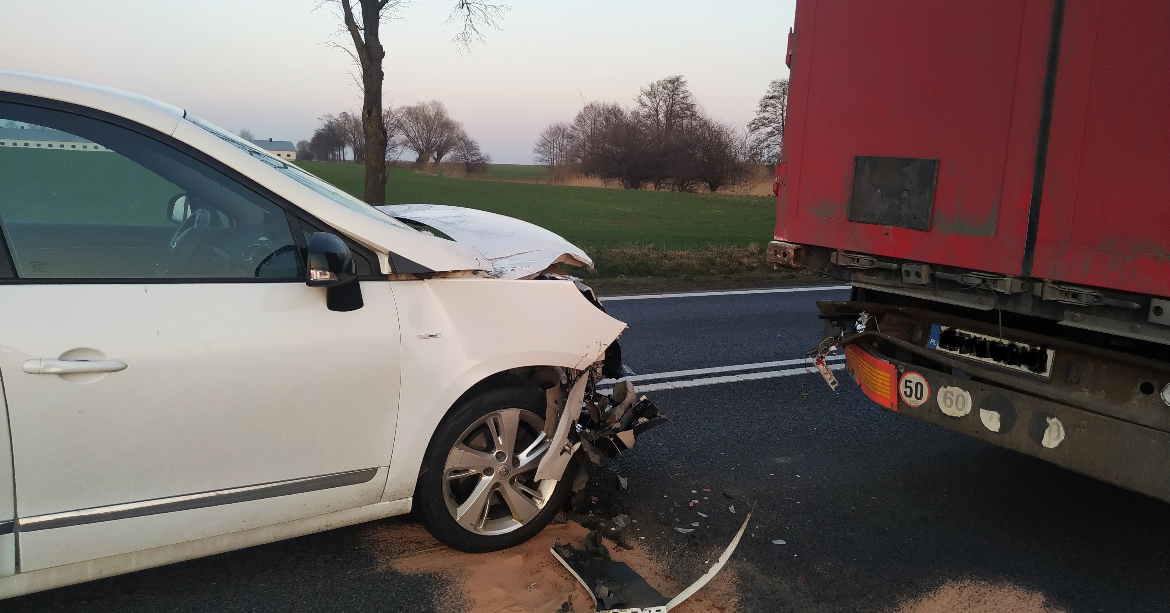 Nie zachowała bezpiecznego odstępu. Wjechała w tył ciężarówki