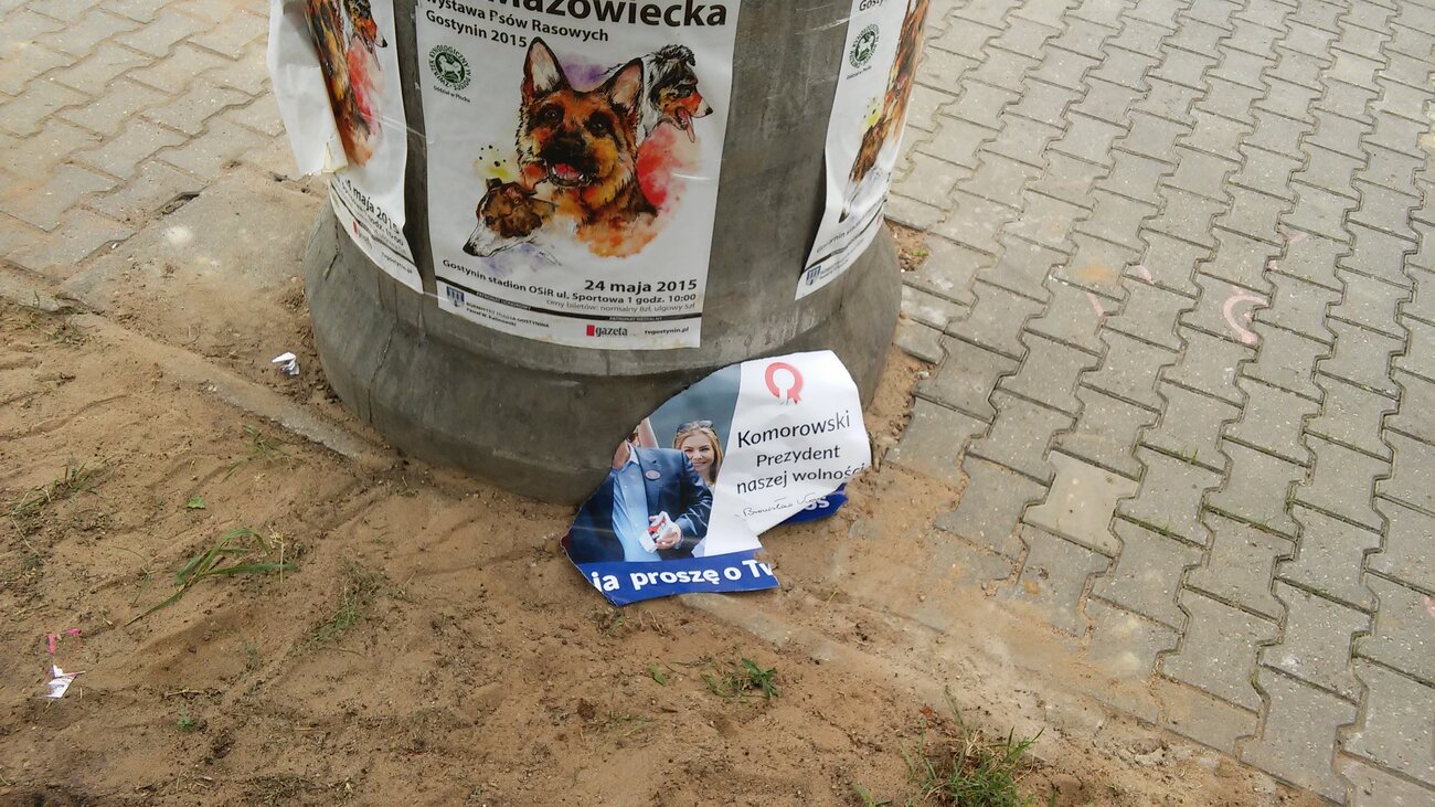 Radny miejski z PiS zrywał plakaty Bronisława Komorowskiego