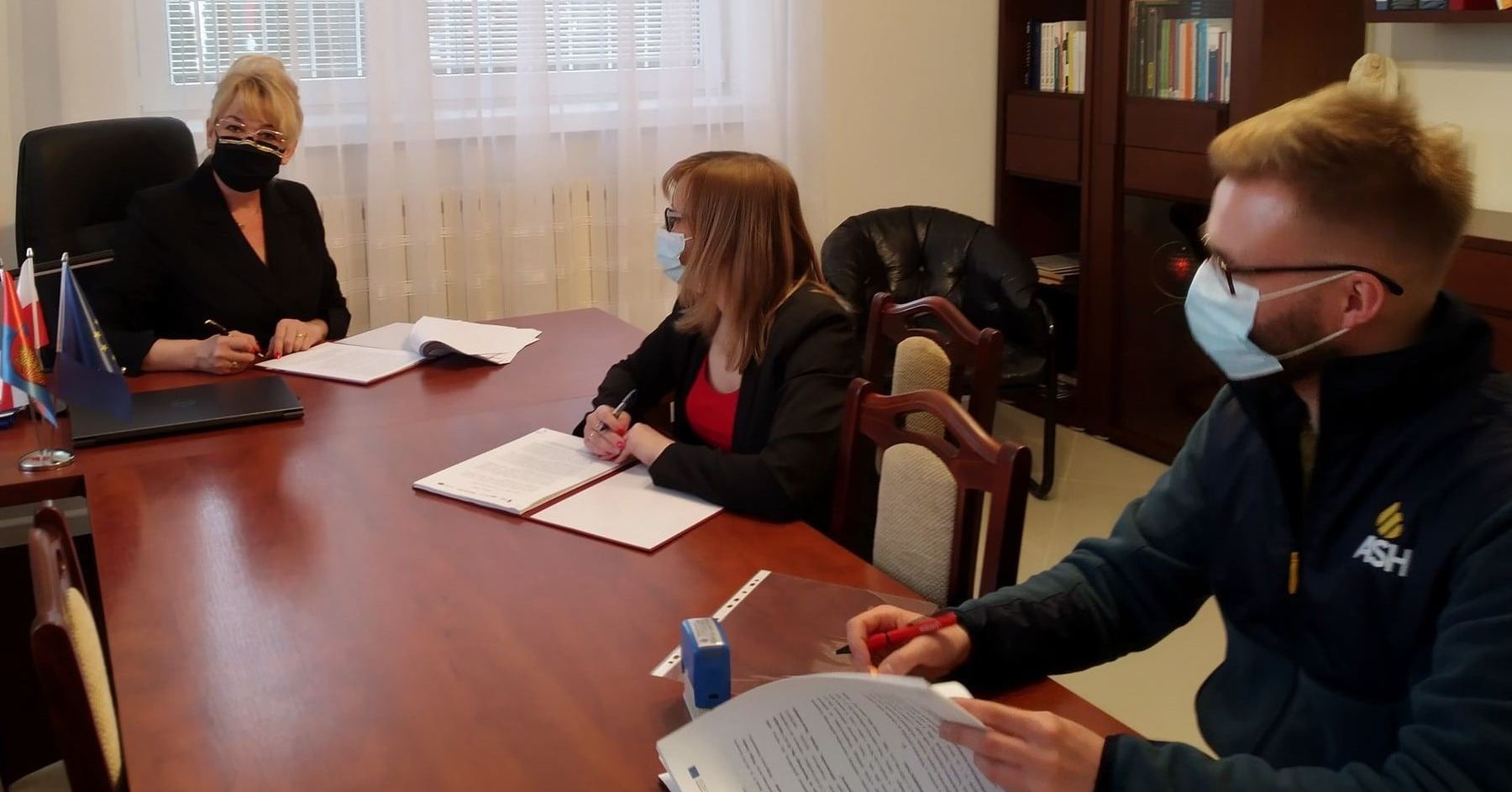 Umowa z wykonawcą na wymianę źródeł ciepła - podpisana [ZDJĘCIA]