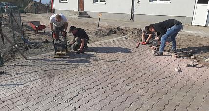 Kostka Brukowa Przed Budynkiem...