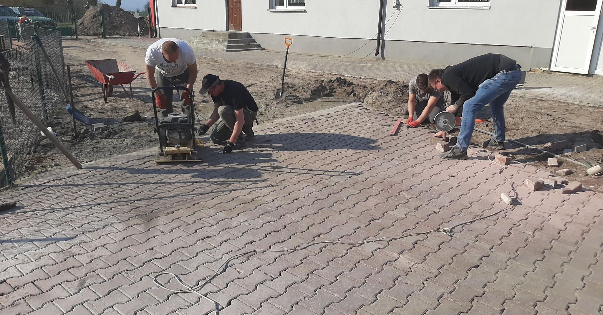 Kostka brukowa przed budynkiem OSP Adamów [ZDJĘCIA]