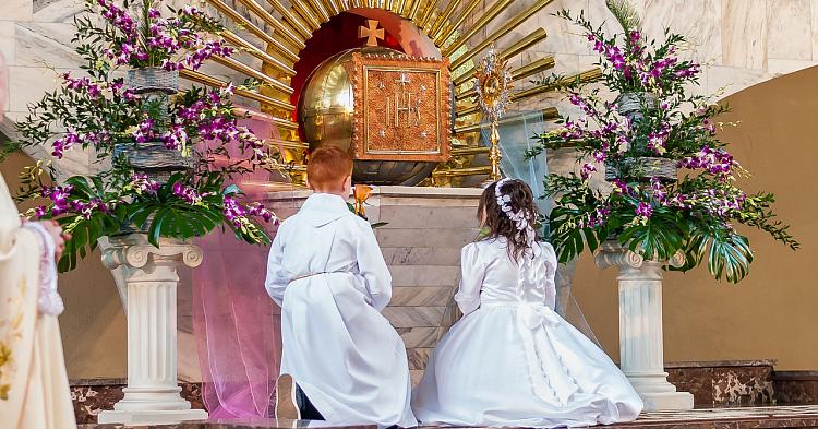 Komunia 2021. Ile włożyć w kopertę?