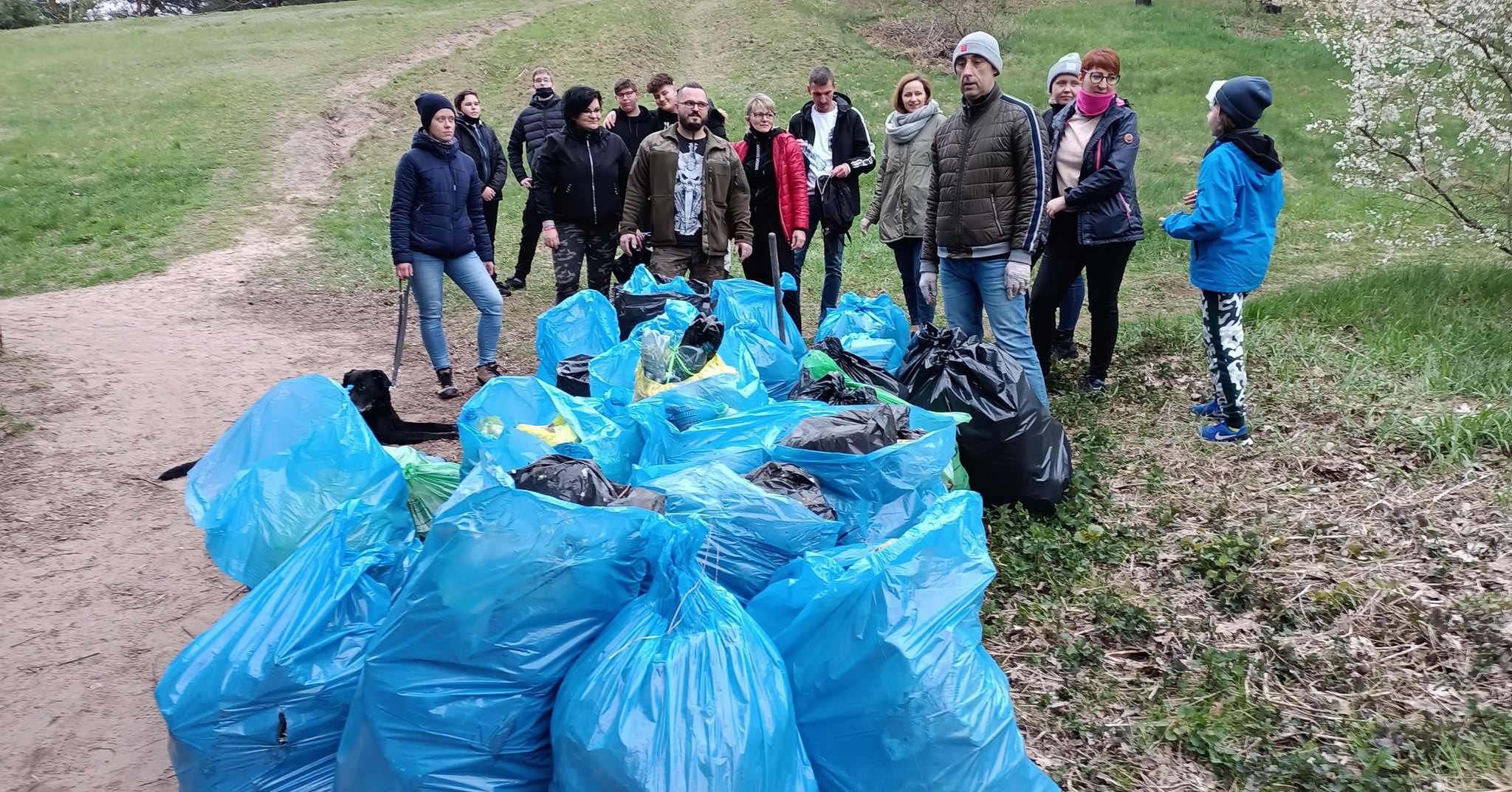 Wybrali się na spacer aby posprzątać Dybankę [ZDJĘCIA]