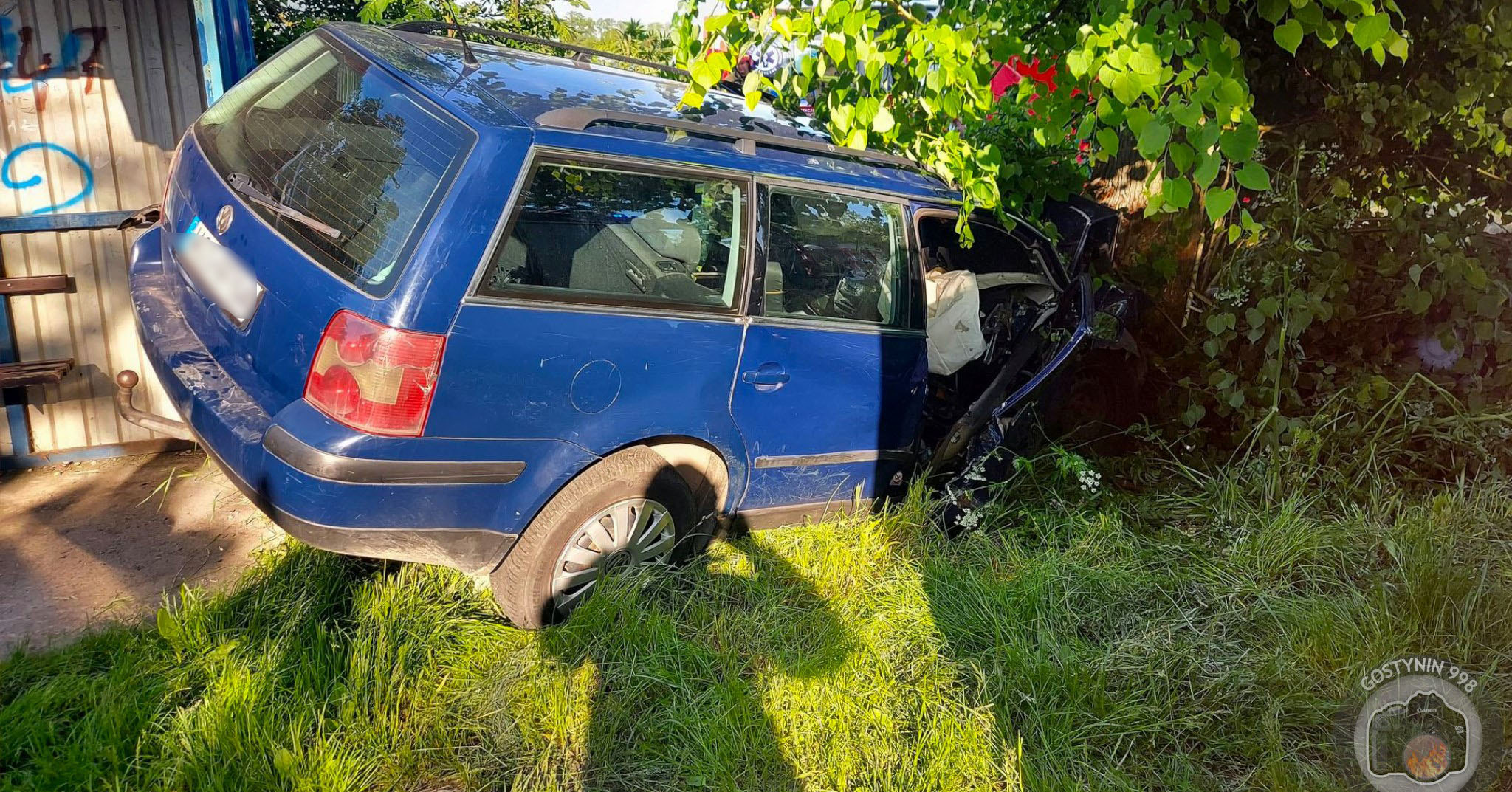 W Rębowie samochód uderzył w drzewo. Nie żyje 30-letni kierowca [ZDJĘCIA]