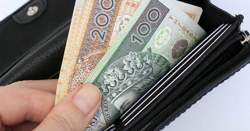 Postawa godna pochwały. Znaleziony portfel oddał policji