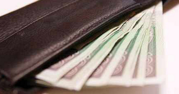 Płacił za zakupy „znalezioną” gotówką i kartą bankomatową