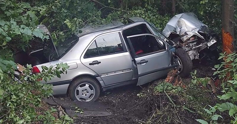 Kompletnie pijany kierował autem. Podróż zakończył na drzewie [ZDJĘCIA]