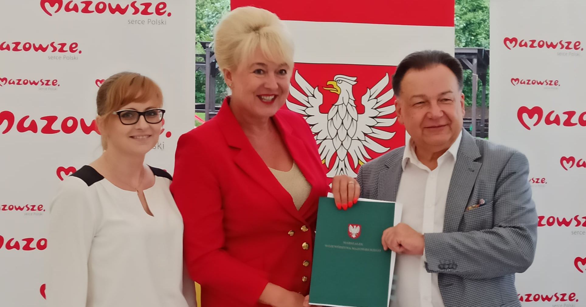 Podpisanie umów na nowe zaplecze sanitarno-szatniowe dla boiska w Szczawinie Kościelnym