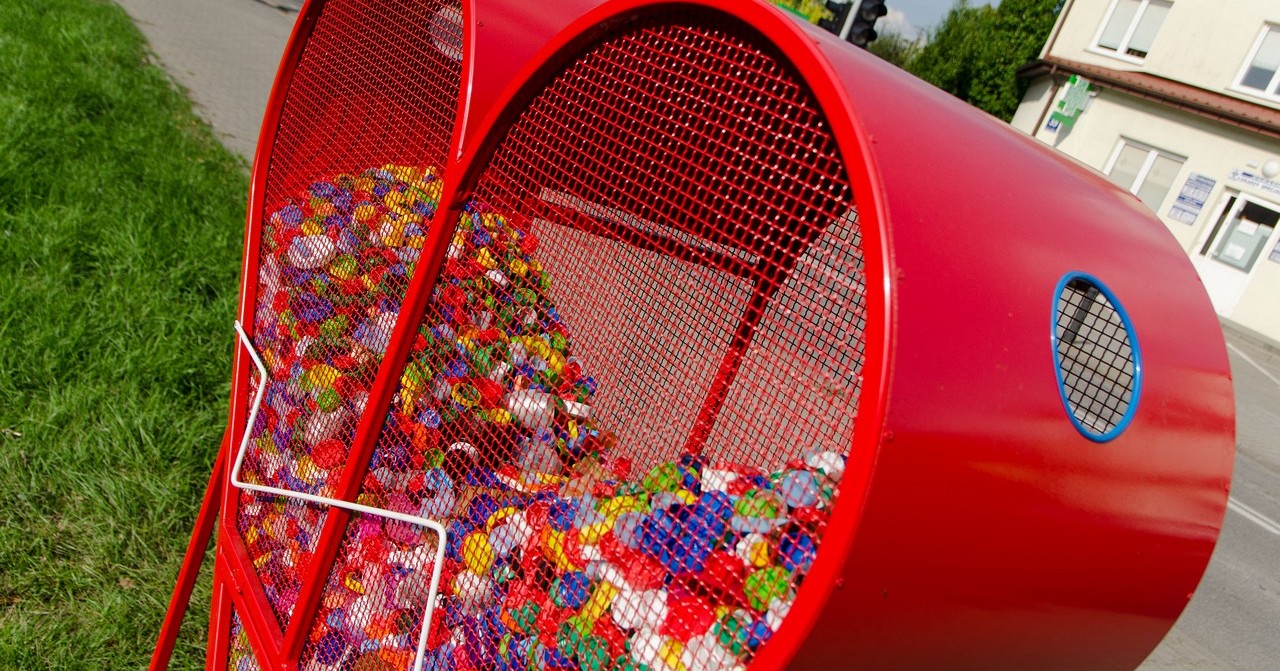 Czerwone serce zapełnia się nakrętkami [ZDJĘCIA]