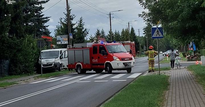 Wypadek przy Komendzie Straży Pożarnej. Ruch drogowy całkowicie zablokowany [ZDJĘCIA]