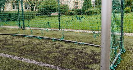 Zerwane Siatki, Zużyte Nawierzchnie. ...