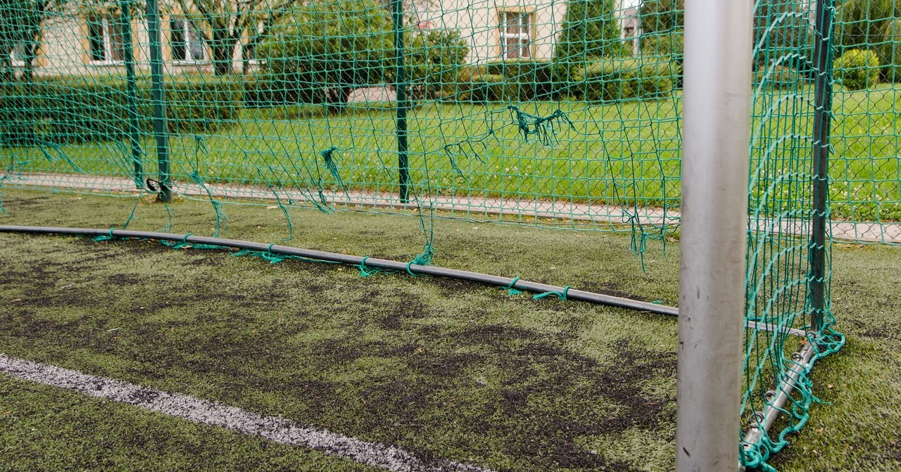 Zerwane siatki, zużyte nawierzchnie. Gostynińskie orliki proszą się o remont [ZDJĘCIA]