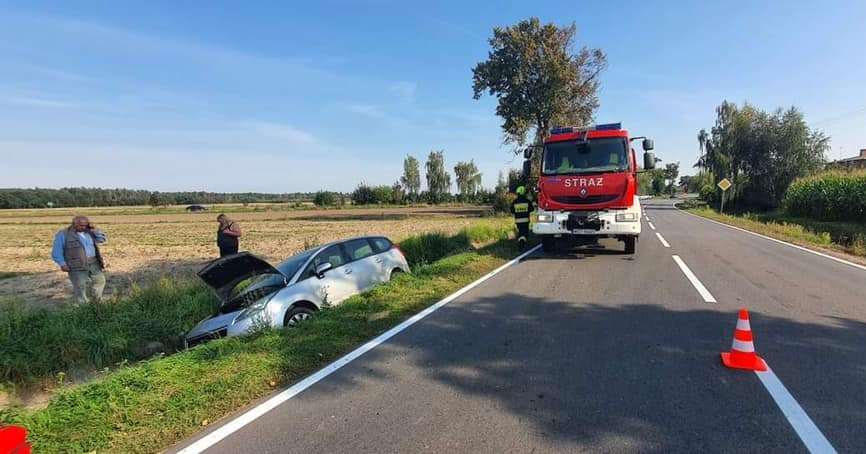 Czyżew. Auto wjechało do rowu [ZDJĘCIA]