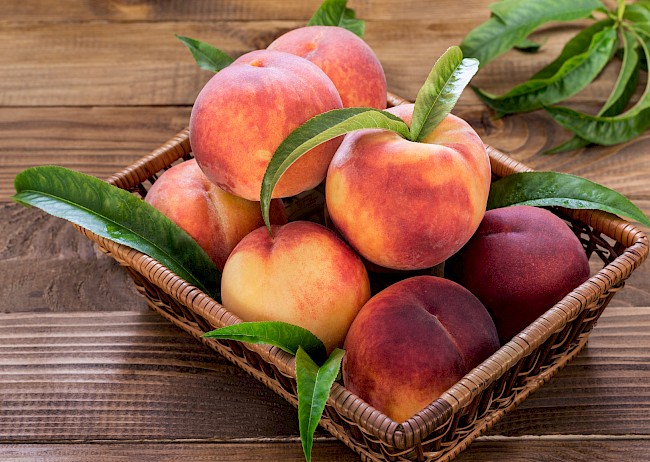 Kalorie w brzoskwini na tle innych owoców