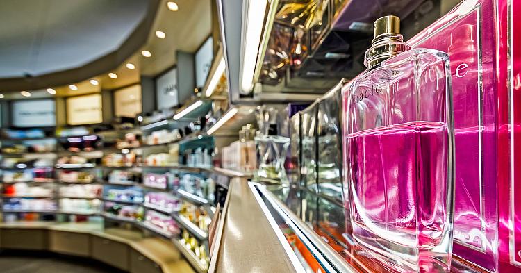 Zasłaniała kody kreskowe, aby mniej zapłacić