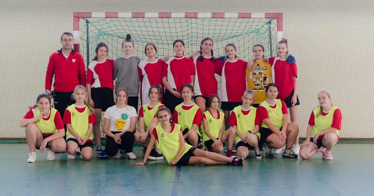 Dziewczęta ze SP w Białotarsku wygrywają halowy turniej piłki nożnej [ZDJĘCIA+WYNIKI]