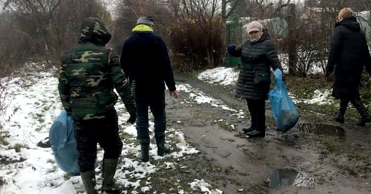 Działkowicze posprzątali teren wokół jeziora Kocioł [ZDJĘCIA]