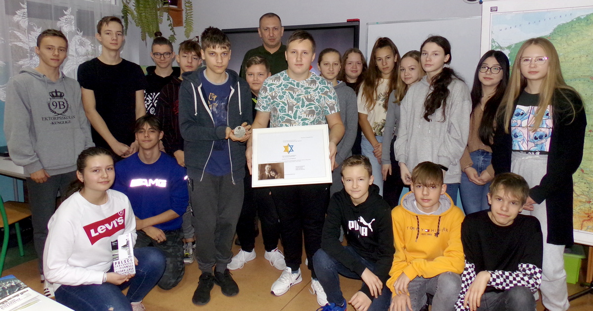 Historia o „cichym bohaterze z Chełmna nad Nerem” w szkole w Emilianowie