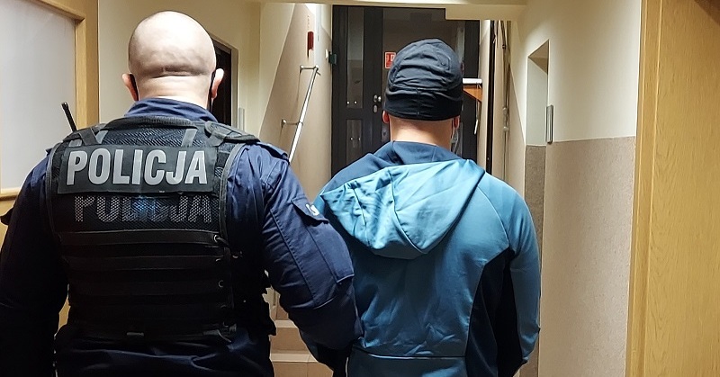 Poszukiwany 3 listami gończymi ukrywał się w łóżku