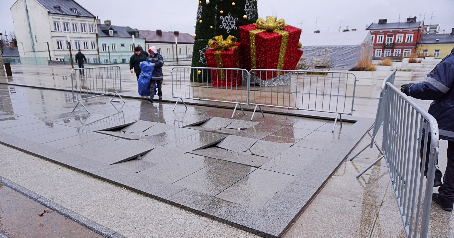 Samochód zniszczył kutnowską fontannę. Drugi raz w przeciągu kilku tygodni [ZDJĘCIA]