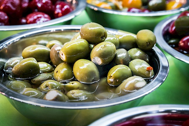 Jakie wartości odżywcze mają oliwki w porównaniu z innymi warzywami?