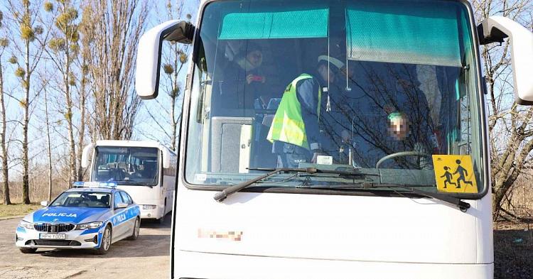 Ferie tuż tuż. Policja skontrolują autobusy przewożące dzieci