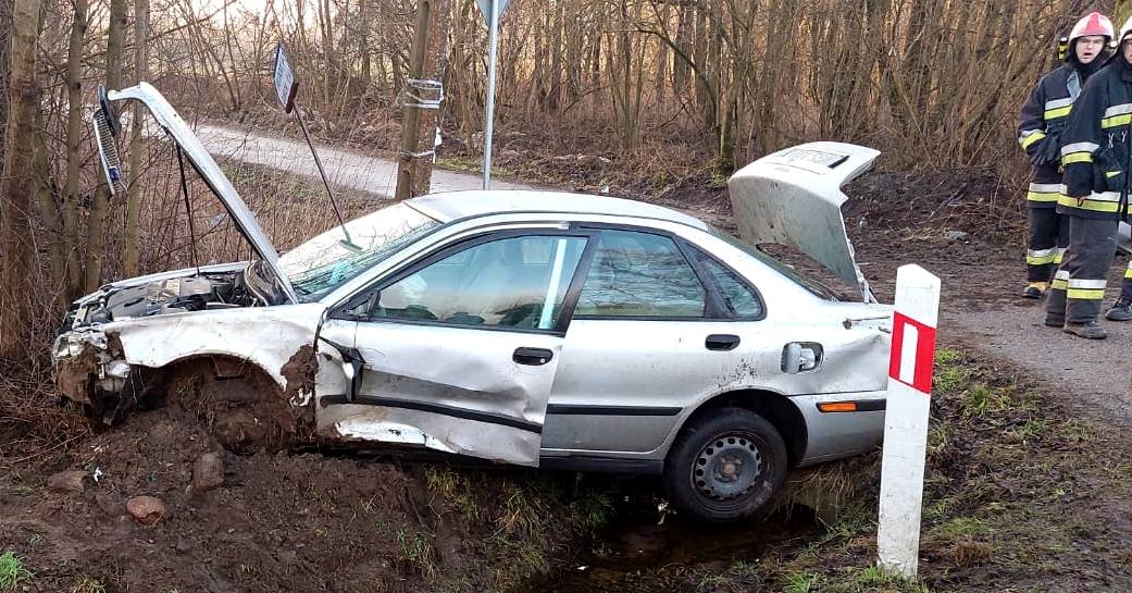 Wypadek koło Szczawina. Do szpitala trafił 19-letni kierowca [ZDJĘCIA]