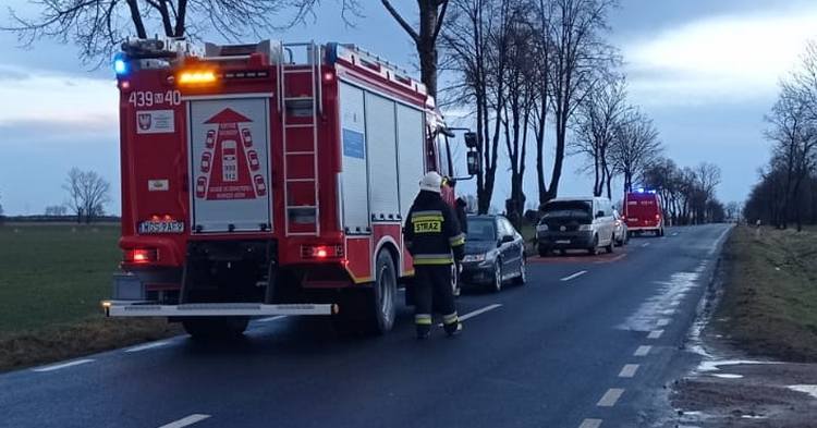 Zderzenie dwóch aut w Waliszewie. Jedna osoba trafiła do szpitala