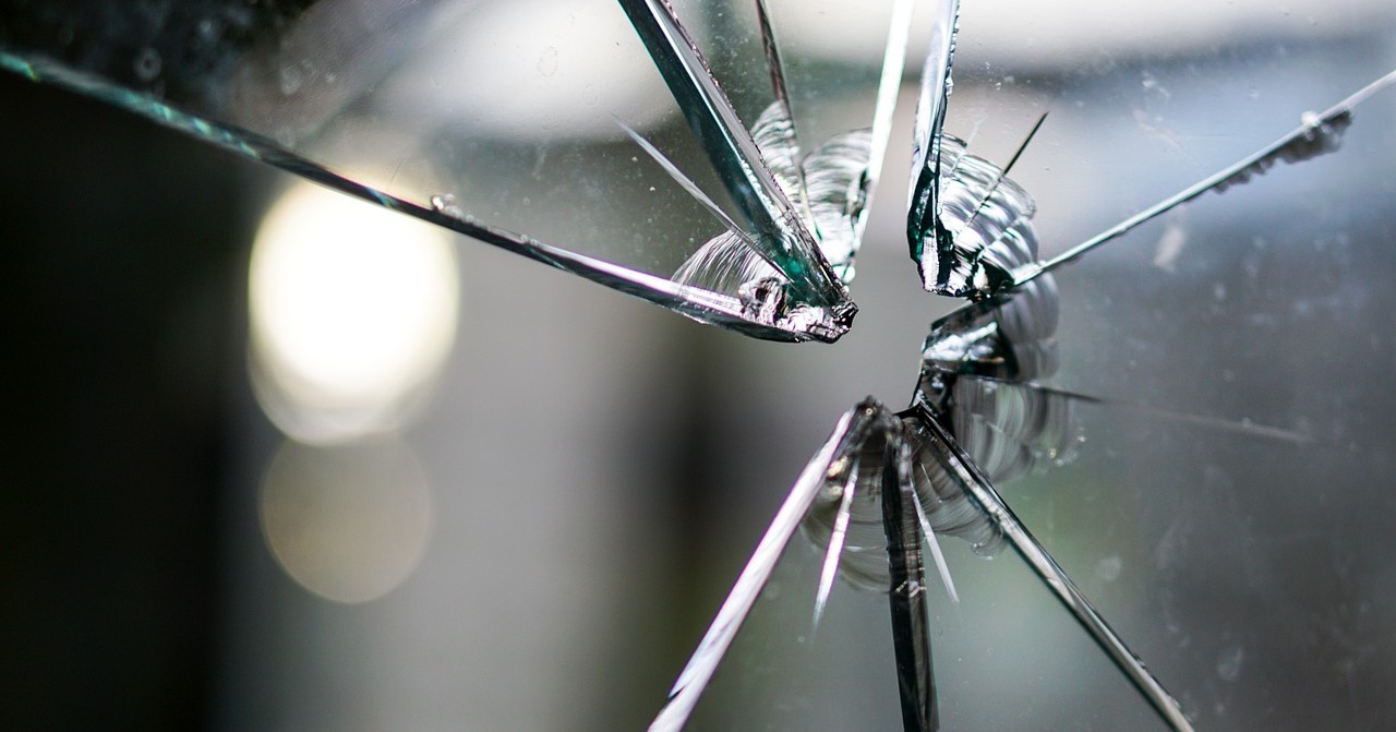 Odpowie za wybicie kostką brukową szyby w autobusie