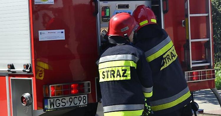 Pożar przy ulicy Kolonia. Strażacy gasili płonący garaż