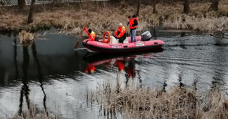 Trwają poszukiwania zagninionego  Sławomira Miłka. Strażacy przeszukali jezioro zamkowe [ZDJĘCIA]