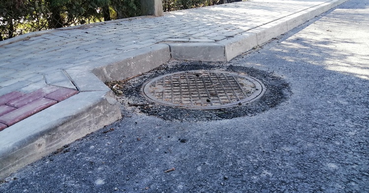 Uwaga! Niebezpieczeństwo na ulicy Krasickiego, trzeba patrzeć pod nogi [ZDJĘCIA]