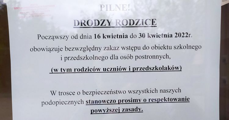 Zakaz wstępu osobom postronnym na teren szkoły, w tym...rodzicom